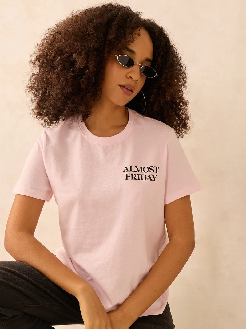 أوجيدر تيشيرت مطبوع وردي بقصة عادية